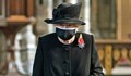 Кралица Елизабет II се появи за първи път с маска