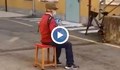 81-годишен италианец прави серенада за жена си пред болницата