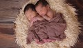 Сестри-близначки родиха бебетата си на рождения си ден