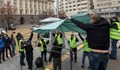 Полицаите разпънаха протестна палатка пред Народното събрание