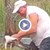 Мъж бръкна в устата на крокодил, за да спаси кучето си