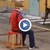81-годишен италианец прави серенада за жена си пред болницата