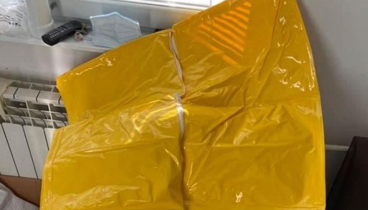 "Не се опитвам да плаша никого с поста си и снимката! Не се опитвам да внушавам съчувствие! Изморен съм и физически, и психически! Яд ме и ми е болно, че съм свидетел на всичко това!", пише медикът