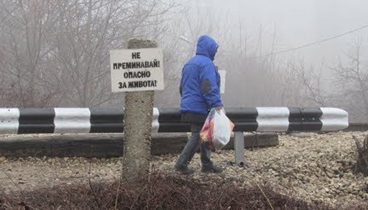 Хората продължават да рискуват живота си, пресичайки релсите и прескачайки мантинелите