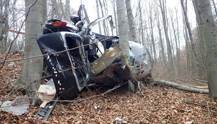 Колата на Михал Шафарик е излетяла от пътя и се е ударила в дърво