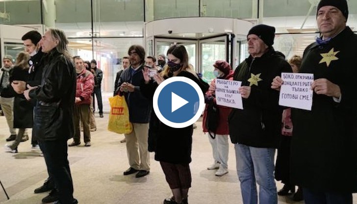 Присъствието на полицията на протеста е силно осезаемо, защото гост в предаването "Панорама" ще бъде президентът Румен Радев. На място пристигнаха и представители от НСО