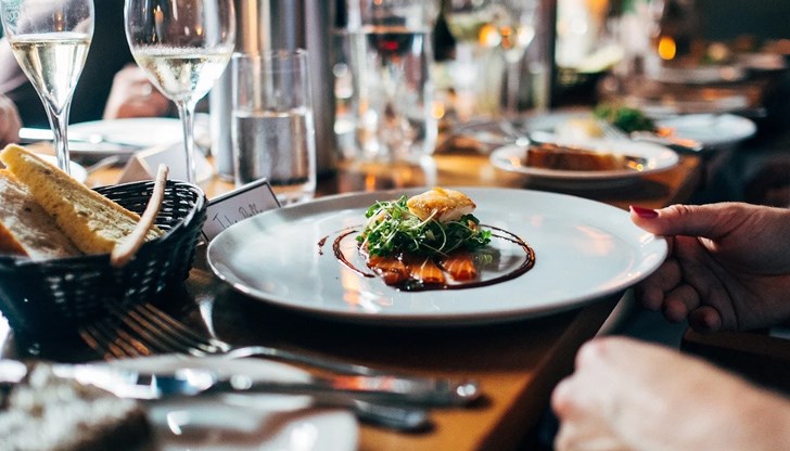 Яжте у дома, за да намалите контакта с други хора и шанса си да бъдете изложени на COVID-19. СЗО препоръчва да поддържате разстояние от поне 1,5 метър между себе си и всеки, който кашля или киха Яжте у дома, за да намалите контакта с други хора и шанса си да бъдете изложени на COVID-19. СЗО препоръчва да поддържате разстояние от поне 1,5 метър между себе си и всеки, който кашля или киха