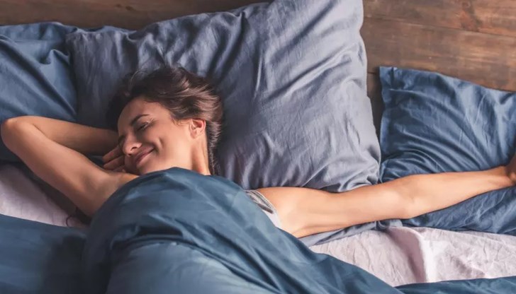 Спането в стая с по-ниска температура насърчава производството на мелатонин, наричан още хормон на съня. Освен това, той е антиоксидант и служи като ефективно средство против стареене