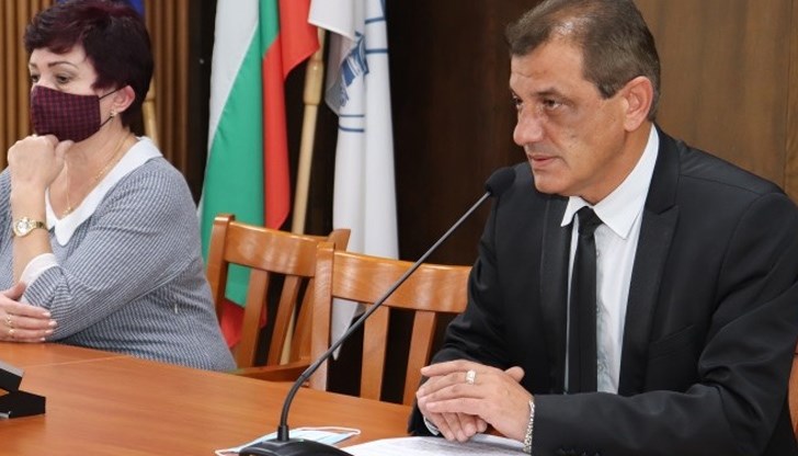 Няма да се допуска провеждането на репетиции и изяви на читалищата, фолклорните и други самодейни и непрофесионални формации. Тези мерки са валидни до 19-и този месец