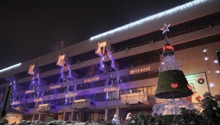 Пред сградата на Общината се монтира 13-метрова обемна, светеща елха, както и Коледен кът с 10 обемни коледни фигури