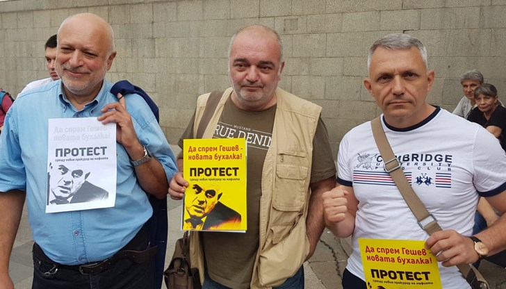 Сборен пункт: паркинга пред БНБ. Носете знамена Сборен пункт: паркинга пред БНБ. Носете знамена