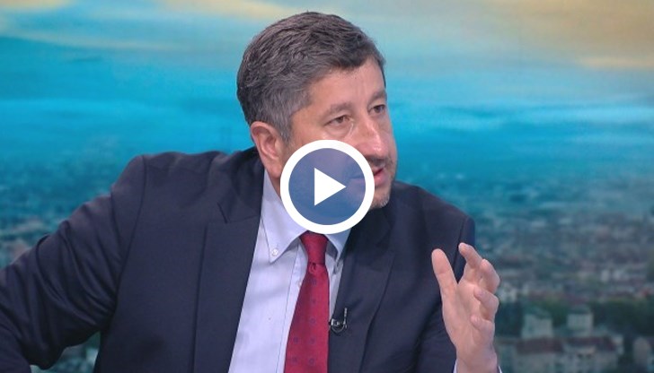 Това е хаос, а хаосът е навсякъде - той извира от управлението, владее системите, включително и здравната, както и обществото