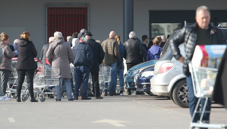Възрастните хора масово оспорват заповедта на министъра и настояват да бъдат допуснати да пазаруват Възрастните хора масово оспорват заповедта на министъра и настояват да бъдат допуснати да пазаруват