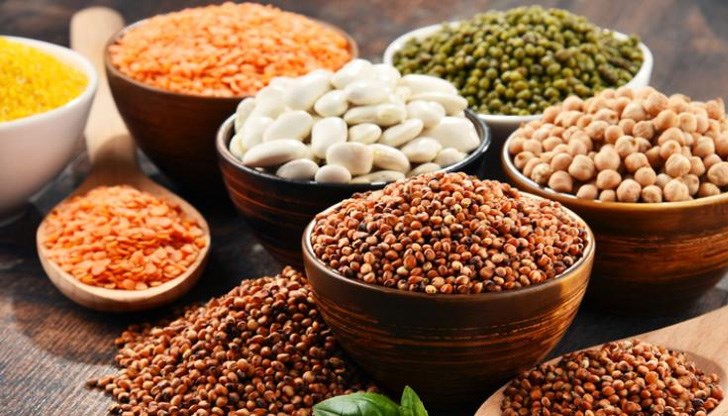 Тази вечер се варят в ново гърне различни зърна - царевица, жито, грах, фасул, леща Тази вечер се варят в ново гърне различни зърна - царевица, жито, грах, фасул, леща