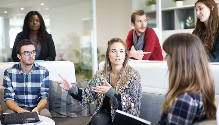 Лидерите трябва да мислят нетрадиционно и да разбиват парадигми, защото вече не могат да гледат на себе си, като отделни индивиди на върха; те са основно зъбно колело по веригата за това екипите да функционират и да постигат резултати Лидерите трябва да мислят нетрадиционно и да разбиват парадигми, защото вече не могат да гледат на себе си, като отделни индивиди на върха; те са основно зъбно колело по веригата за това екипите да функционират и да постигат резултати