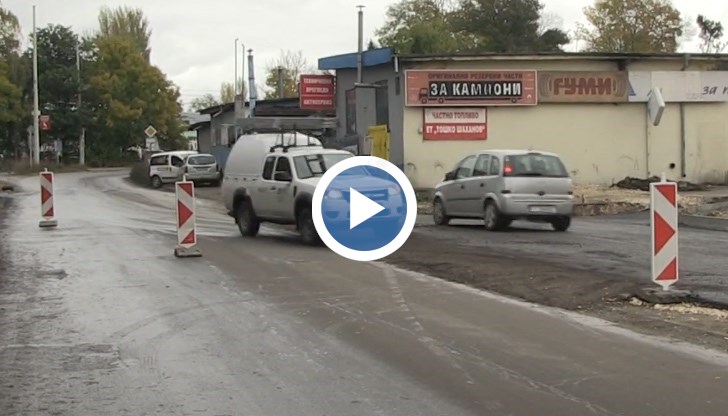 Частният имот стои като кръпка на новоасфалтираната улица