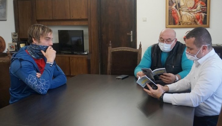 Кметът разглежда книгата на Пламен Атанасов, посветена на калистениката