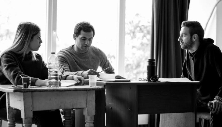 Янев спечели надпреварата с постановката "Една крачка до предела" Янев спечели надпреварата с постановката "Една крачка до предела"