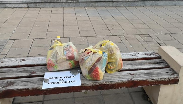 Това са пакети с храна, оставени не само за Радко и Вяра, но и за други, които не могат да си позволят в тези усилни времена да си купят дори хляб
