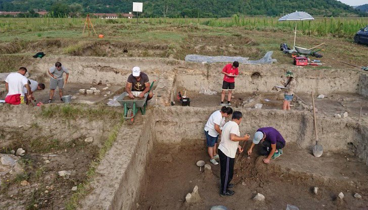 През тази година започна разкриването на една по-ранна сграда от пещите, изградена от дърво и глина, унищожена от силен пожар
