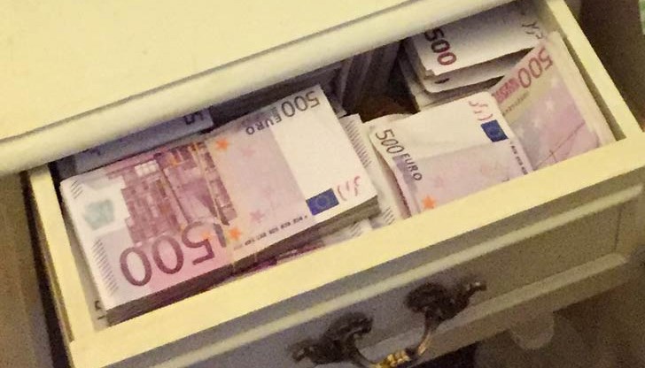 След 2 милиарда лева потрошени от подопечните на Томислав Дончев, едва от вчера контактните лица ги уведомяват с СМС