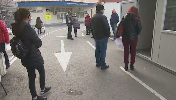 Дистанцията от чакащи трудно се спазва Дистанцията от чакащи трудно се спазва