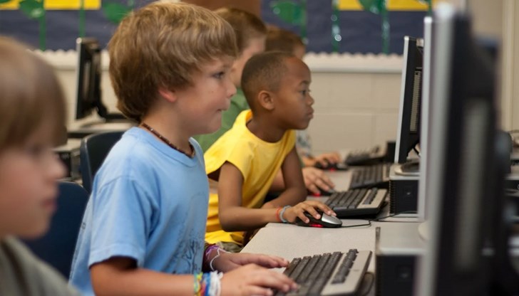 Проучване на Университета в Пенсилвания от 2018 г. установява, че намаляването на използването на социални медии до 30 минути на ден води до значително намаляване на нивата на тревожност, депресия, усещането за самота и проблеми със съня Проучване на Университета в Пенсилвания от 2018 г. установява, че намаляването на използването на социални медии до 30 минути на ден води до значително намаляване на нивата на тревожност, депресия, усещането за самота и проблеми със съня