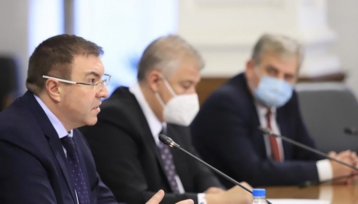 Проф. Костадин Ангелов посочи, че сегашната ограничителна мярка от 8:00 до 10:00 сутринта за хората над 65 години подлежи на тестване в момента Проф. Костадин Ангелов посочи, че сегашната ограничителна мярка от 8:00 до 10:00 сутринта за хората над 65 години подлежи на тестване в момента