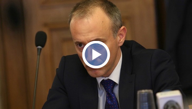 Министър Вълчев коментира, че не е възможен ефективен образователен процес с постоянно носене на маска в час