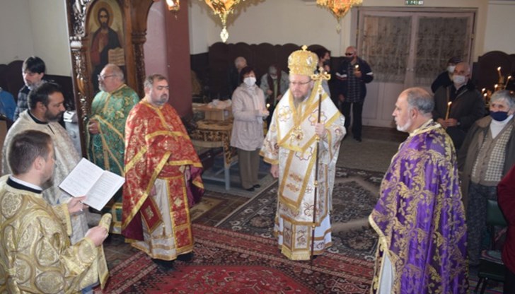 Русенски митрополит Наум отслужи св. литургия в храм „Св. Димитър”