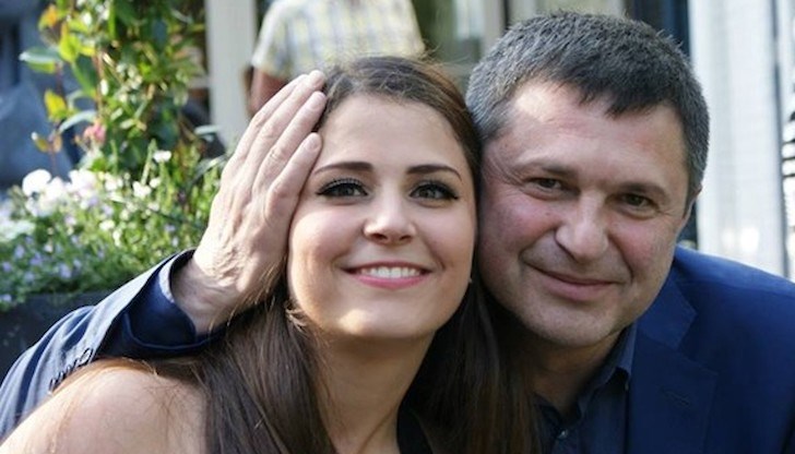 Като млад юрист тя смята да вложи средствата от преведеното ѝ обезщетение след смъртта на баща си за изработване на правила без вратички за корупция и с възможности за всички хора Като млад юрист тя смята да вложи средствата от преведеното ѝ обезщетение след смъртта на баща си за изработване на правила без вратички за корупция и с възможности за всички хора