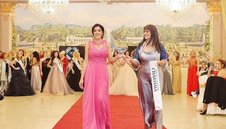 Тя е успешна в работата си, майка на две деца, отдадена съпруга и майстор на домашни бутикови торти