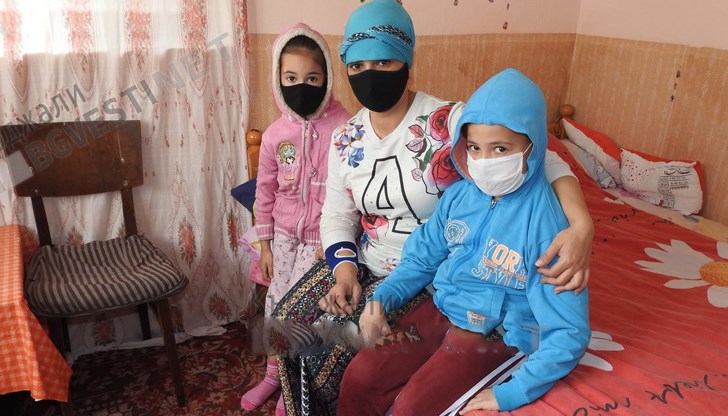 Милена и децата ѝ се стесняват да застанат пред фотоапарата.Чувстват неудобство,че публично трябва да се обърнат към съгражданите си за помощ