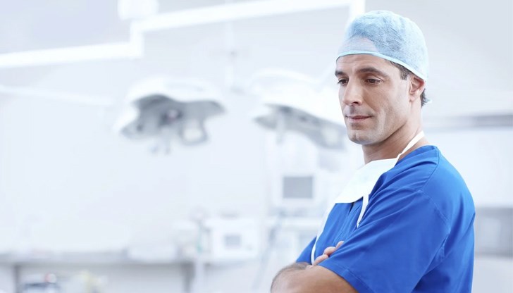 Сега е нужно сериозно -  двойно и тройно увеличение на заплатите на медиците. И то не толкова като трамплин за по-високо качество на здравните услуги, колкото като мярка да не рухне изцяло здравната система, която по-нататък я чака далеч по-тежка реформа от всички останали сфери