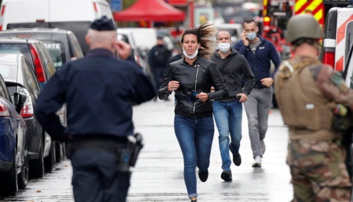 По първоначални данни от разследването мъжът слязъл от апартамента си и срещнал във фоайето човек, когото нападнал жестоко и му нанесъл удари по главата. Първата жертва починала от раните си По първоначални данни от разследването мъжът слязъл от апартамента си и срещнал във фоайето човек, когото нападнал жестоко и му нанесъл удари по главата. Първата жертва починала от раните си