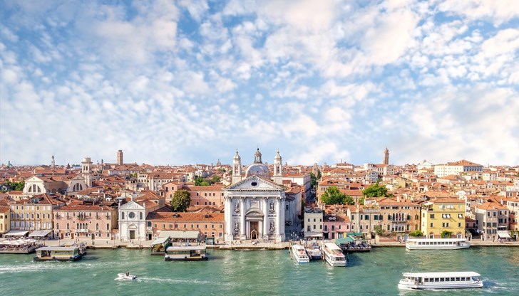 На гражданите от т.нар оранжеви зони се забранява да напускат дадения район освен по работа и по здравословни причини, а заведенията ще изпълняват само поръчки за вкъщи. От т.нар червени зони няма да се излиза по никакъв повод На гражданите от т.нар оранжеви зони се забранява да напускат дадения район освен по работа и по здравословни причини, а заведенията ще изпълняват само поръчки за вкъщи. От т.нар червени зони няма да се излиза по никакъв повод