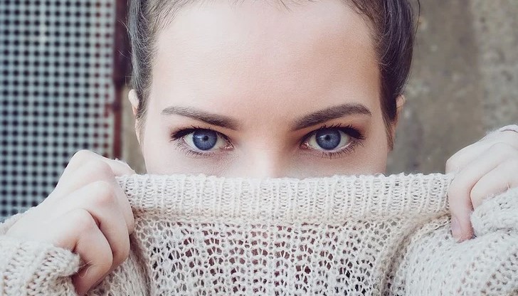 Хората със сини очи имат повишена чувствителност към ултравиолетова светлина и са склонни към алкохолна зависимост