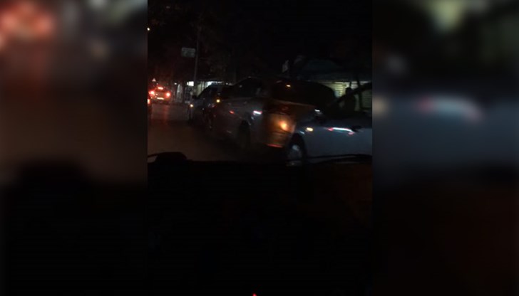 Всички са чакали светофара и лек автомобил "Ауди" ги е събрал на "сандвич" отзад напред Всички са чакали светофара и лек автомобил "Ауди" ги е събрал на "сандвич" отзад напред