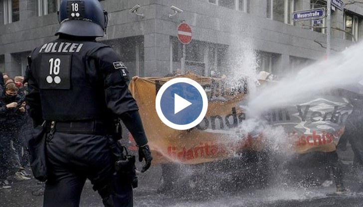 Наложи се полицията да използва водно оръдие, за да разпръсне демонстрантите