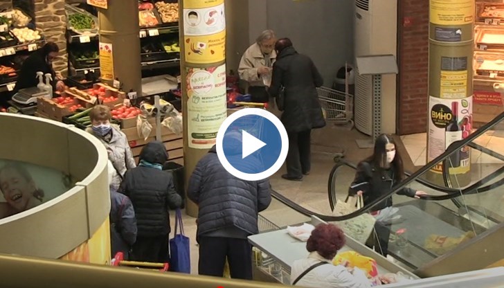 Още сутринта в големите вериги в крайдунавския град са предупредили клиентите си, че в 9 часа по-младите трябва да напуснат