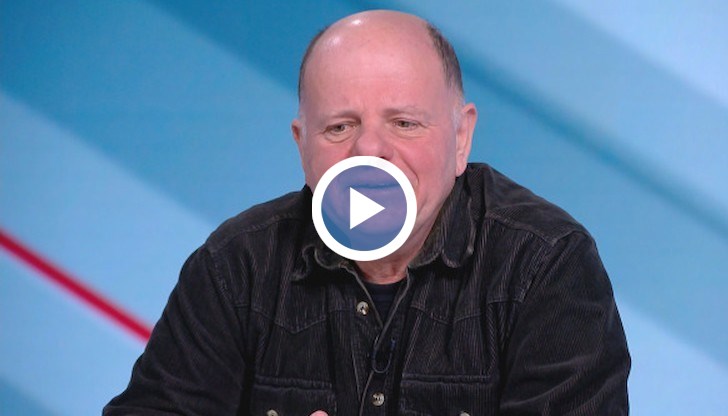 Той се е заразил с коронавирус и вместо да взима лекарства е наредил на нощното си шкафче любимите си смешни книги