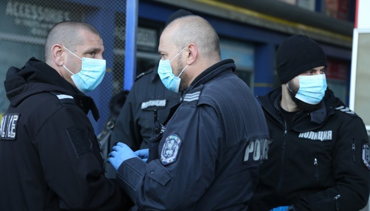 По време на извънредното положение МВР получи правомощието да изисква проследяване по трафични данни, имейли и разпечатки, за да следи дали поставените под задължителна карантина