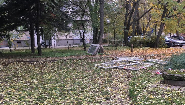 Изхвърлени прозорци и врати /стара дограма/ с натрошени стъкла