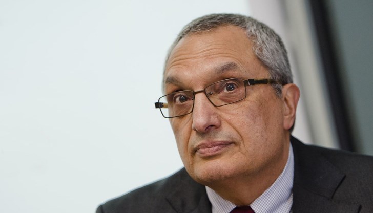 Страна е на ръба на безпомощност на институциите да се справят с една здравна криза