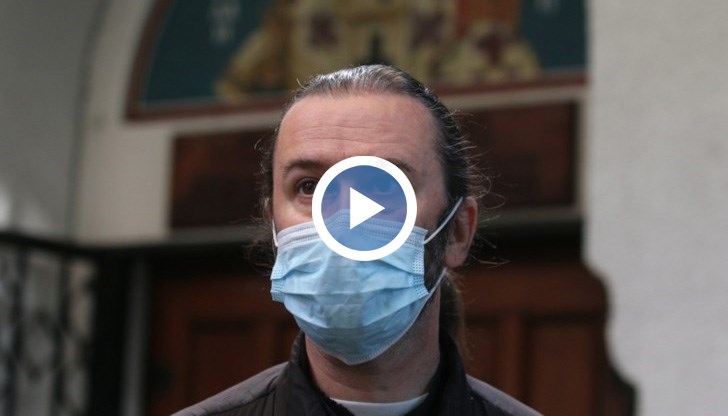 Хората изпращат имената на своите покойници, а свещениците се молят