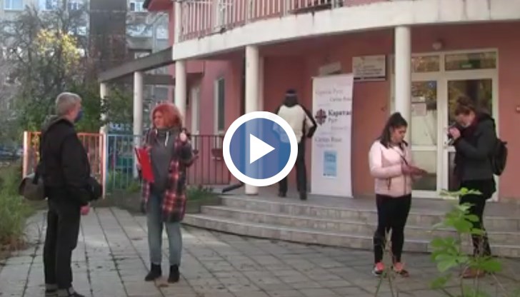 Ученици от Професионалната гимназия по туризъм печелят първа награда в размер на 900 евро от видеоконкурс по проект на "Каритас" през миналата година, когато са в 12-и клас. Решават да дарят средствата на два центъра за настаняване от семеен тип в Русе