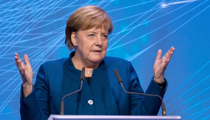 В свое видеообръщение от Берлин канцлерката подчерта изрично, че "никой няма да бъде принуждаван да се ваксинира". По думите ѝ, германското правителство се надява "твърде скоро" да има вече разрешителни за допусната ваксина. И наистина, белези за подобен пробив вече има.