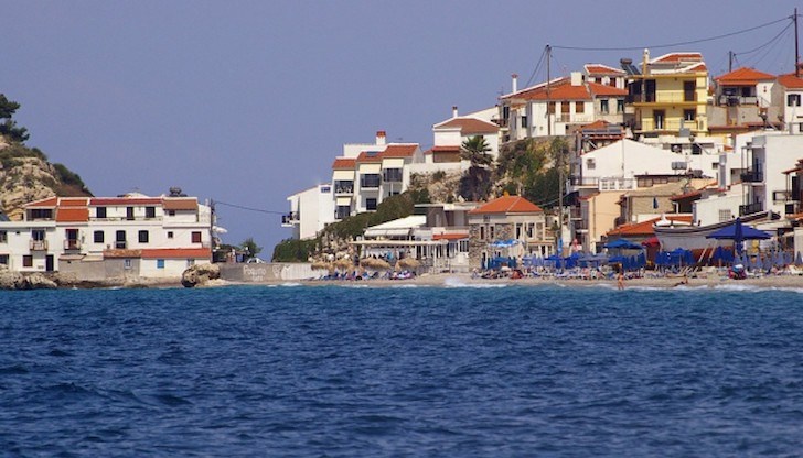 Поразителното издигане на острова се наблюдава в северната и южната му част, според съобщенията на изследователски екип от геоложкия факултет на Атинския университет Поразителното издигане на острова се наблюдава в северната и южната му част, според съобщенията на изследователски екип от геоложкия факултет на Атинския университет