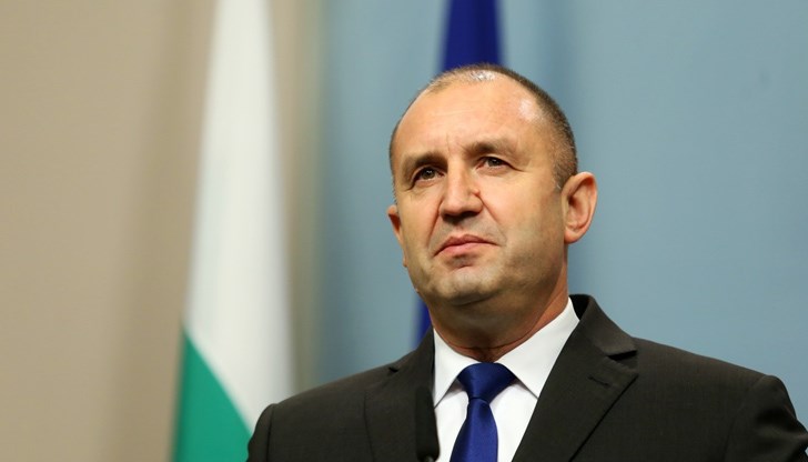 "Ако всички сме отговорни и солидарни, ще преодолеем хаоса. Въпросът е как ние се готвим. Франция квалифицира хиляди лекари и медицински сестри", коментира президентът