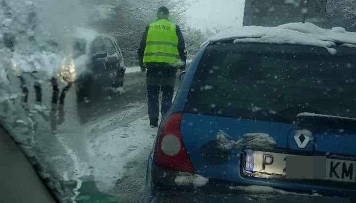 Има опашка от коли преди Писанец, посока Разград